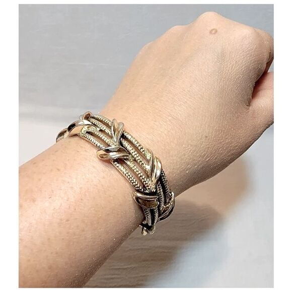 Vintage Signed 60’s Lisner Silver-tone Bracelet with Ribbon & Leaves. - Picture 2 of 10